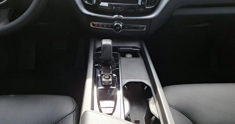 Volvo XC 60 cena 167500 przebieg: 27411, rok produkcji 2022 z Swarzędz małe 379